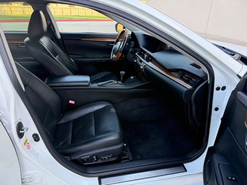 Used 2014 Lexus ES 300h w/ Luxury Package w/Bamboo Trim FWD image 18