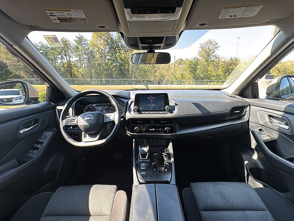 Certified 2025 Nissan Rogue SV FWD image 28