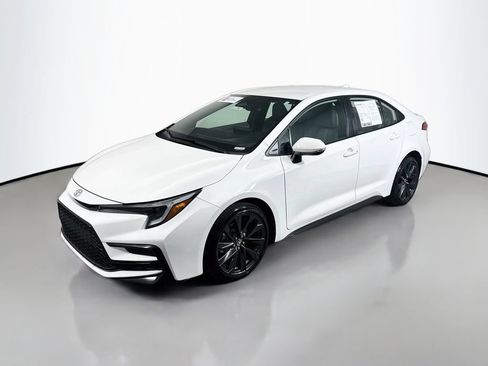 Used 2025 Toyota Corolla SE FWD image 3
