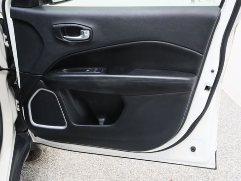 Used 2019 Jeep Compass Latitude FWD image 31