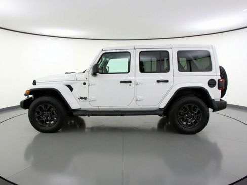 Used 2025 Jeep Wrangler Unlimited Sahara AWD/4WD image 5