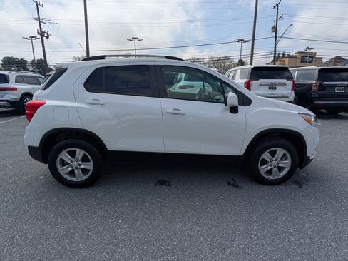 Used 2022 Chevrolet Trax LT w/ LT Convenience Package image 6
