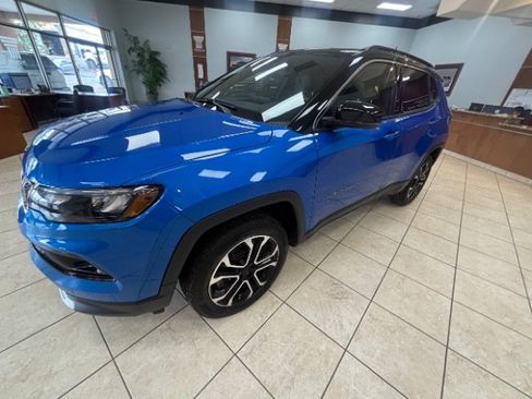 Used 2023 Jeep Compass Limited w/ Sun and Sound Group AWD/4WD image 3