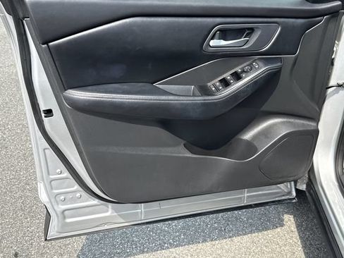 Used 2025 Nissan Rogue SV FWD image 10