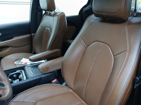 Used 2021 Chrysler Pacifica Limited AWD/4WD image 23