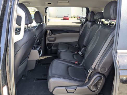 Used 2025 Kia Carnival FWD image 31