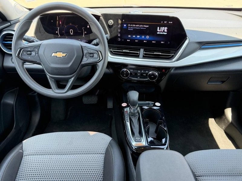 Used 2025 Chevrolet Trax LT FWD image 8