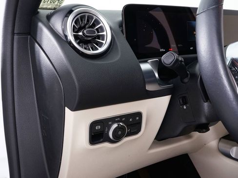 Used 2025 Mercedes-Benz GLB 250 4MATIC image 31