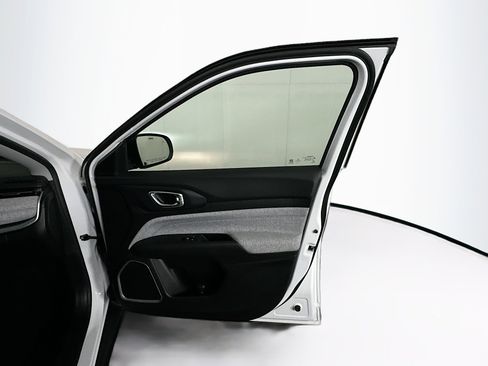 Used 2022 Jeep Compass Latitude image 29