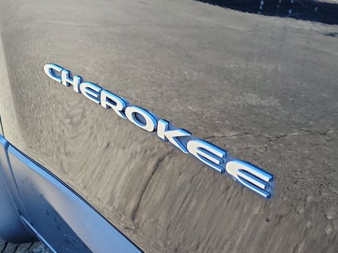 Used 2018 Jeep Cherokee Limited image 6