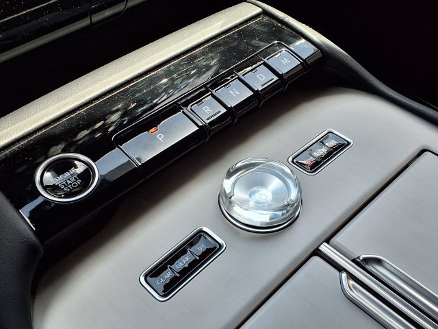 New 2026 Lincoln Navigator Premiere AWD/4WD image 13