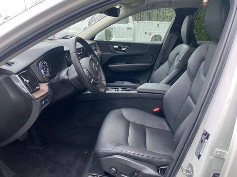Used 2021 Volvo XC60 T5 Momentum w/ Protection Package Premier image 11