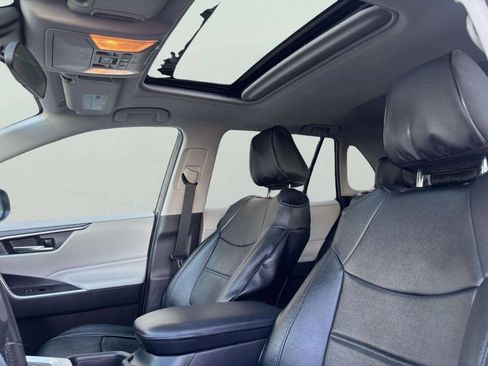 Used 2020 Toyota RAV4 XLE w/ Convenience Package AWD/4WD image 15