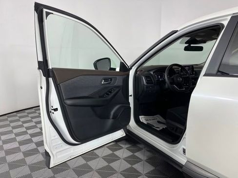 Used 2023 Nissan Rogue SV AWD/4WD image 17