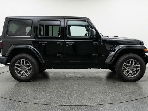 Used 2025 Jeep Wrangler Sahara image 11