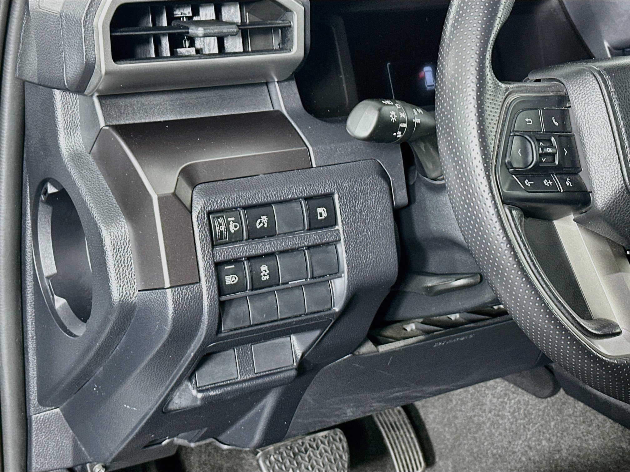 Used 2025 Toyota 4Runner SR5 AWD/4WD image 17