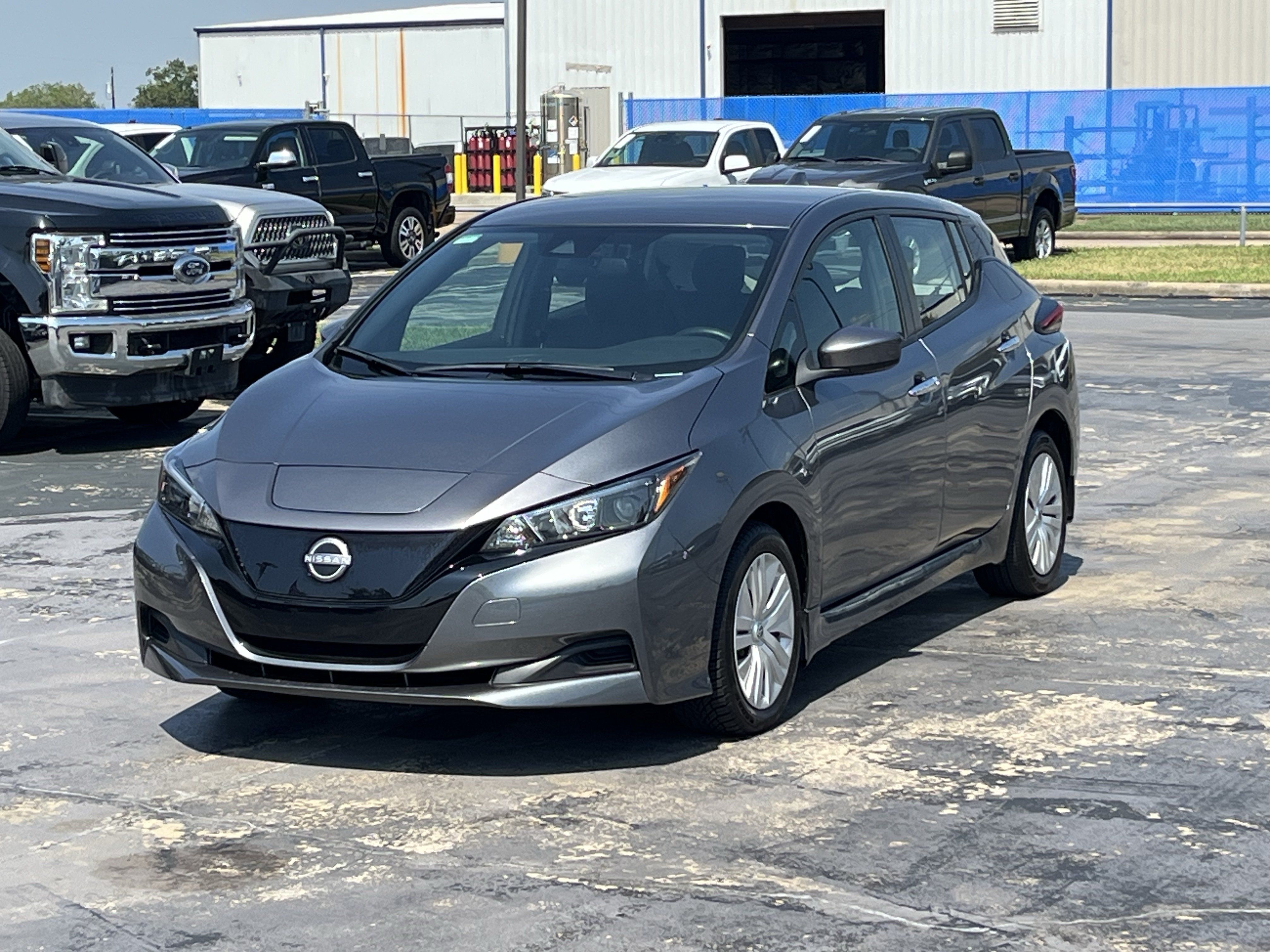 Used 2025 Nissan Leaf S FWD image 3