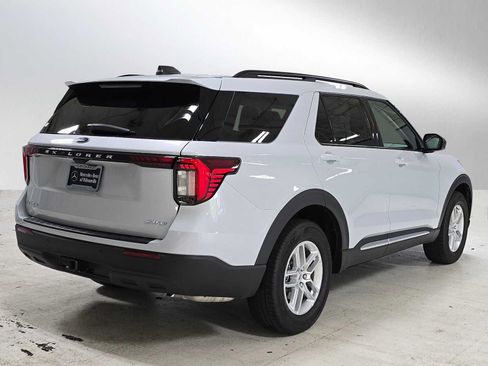Used 2025 Ford Explorer Active AWD/4WD image 3