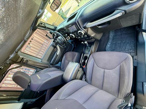Used 2014 Jeep Wrangler Unlimited Sahara w/ Connectivity Group AWD/4WD image 32