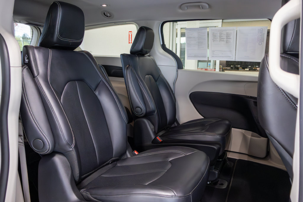 Used 2023 Chrysler Pacifica Touring-L FWD image 13