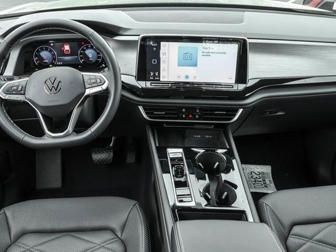 Used 2025 Volkswagen Atlas Cross Sport SE image 26