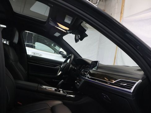Used 2017 BMW 750i image 10