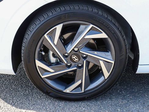 Used 2025 Hyundai Elantra SEL image 12