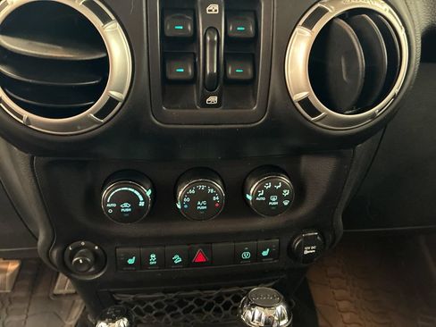 Used 2015 Jeep Wrangler Unlimited Sahara w/ Connectivity Group AWD/4WD image 15