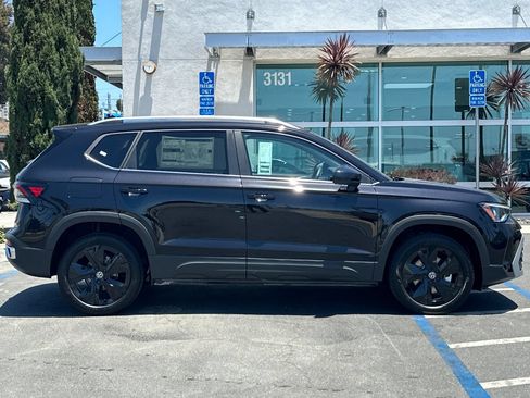 New 2026 Volkswagen Taos SE FWD image 4
