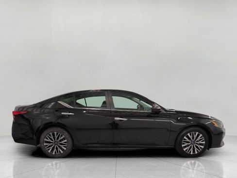Used 2025 Nissan Altima 2.5 SV FWD image 11