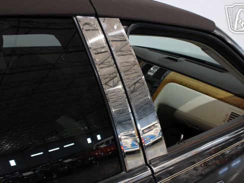 Used 2008 Cadillac DTS Performance w/ Platinum Edition image 28