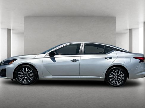 Used 2024 Nissan Altima 2.5 SV FWD image 7