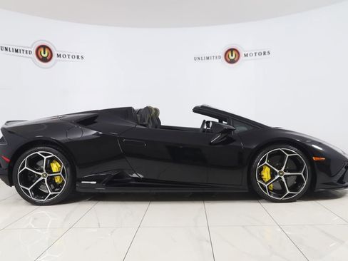 Used 2023 Lamborghini Huracan EVO image 2