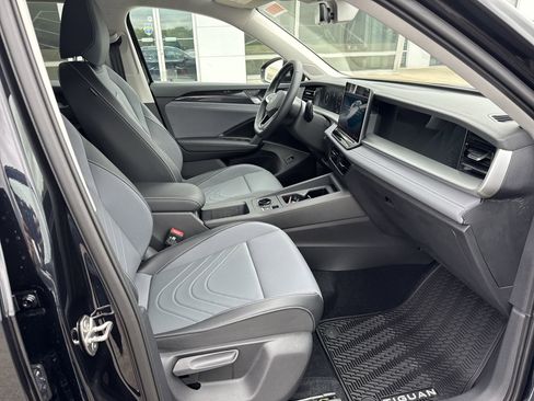 Used 2025 Volkswagen Tiguan SE image 25