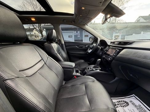 Used 2018 Nissan Rogue SL w/ Premium Package image 19