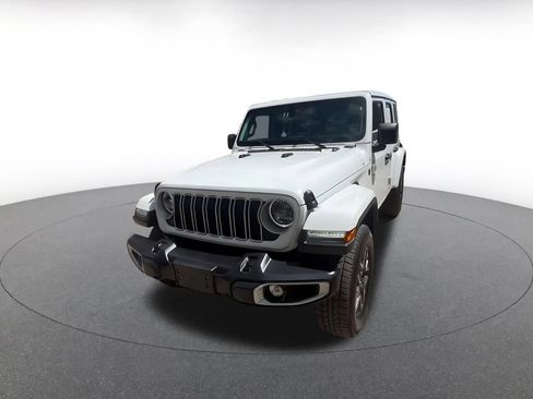 Used 2025 Jeep Wrangler Sahara AWD/4WD image 9