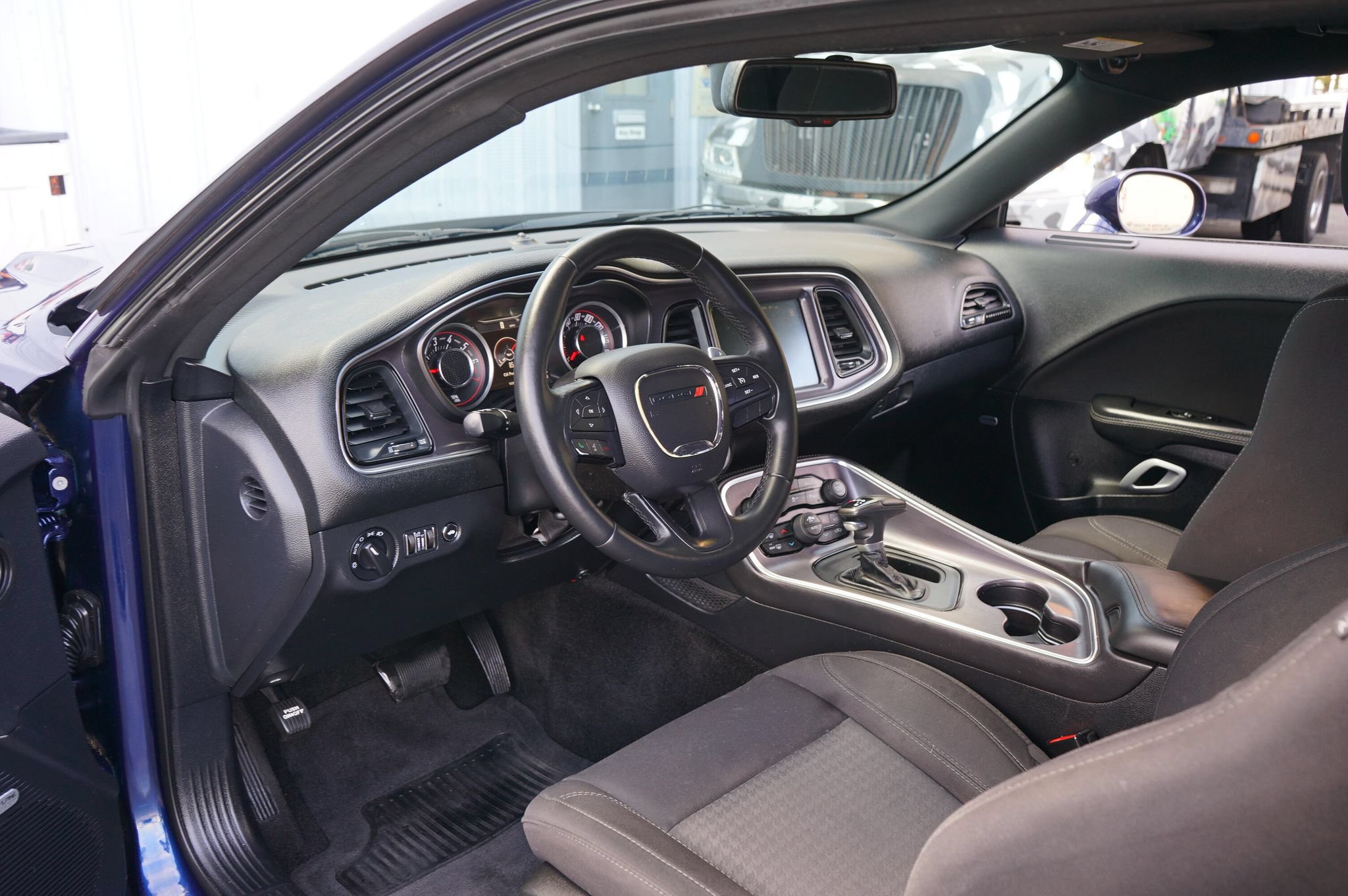 Used 2015 Dodge Challenger SXT w/ Driver Convenience Group RWD image 15