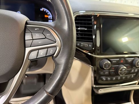 Used 2021 Jeep Grand Cherokee Limited w/ Luxury Group II image 15