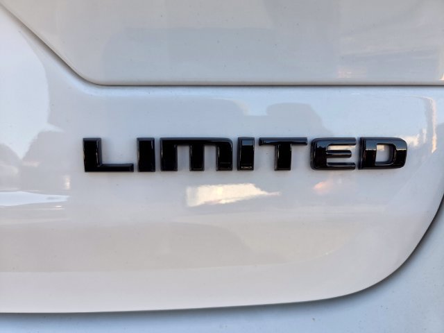 Certified 2025 Jeep Grand Cherokee Limited w/ Black Appearance Package AWD/4WD image 14