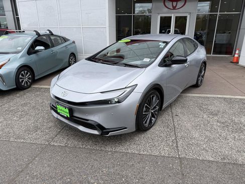 Used 2023 Toyota Prius XLE FWD image 2