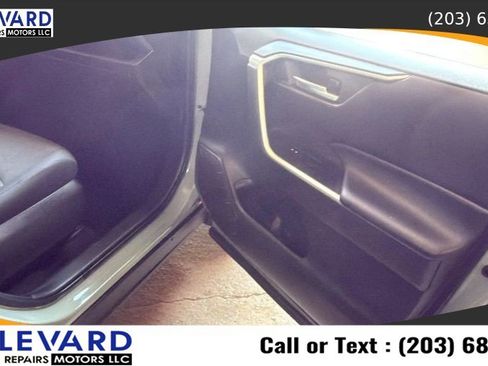 Used 2021 Toyota RAV4 XLE AWD/4WD image 36