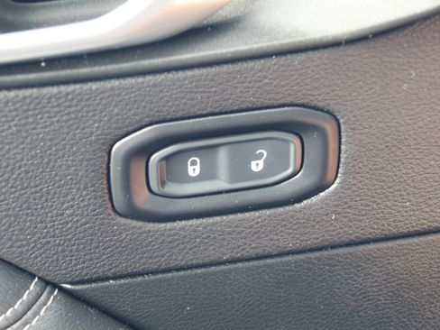 Used 2020 Jeep Wrangler Unlimited Sahara AWD/4WD image 14