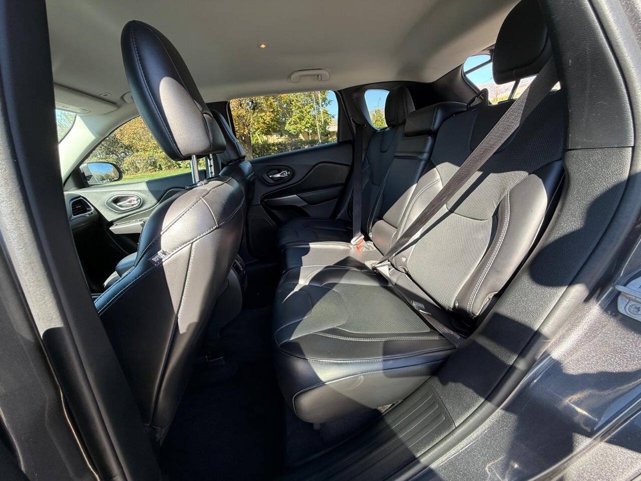 Used 2019 Jeep Cherokee Limited AWD/4WD image 11