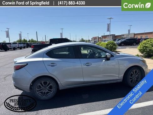 Used 2019 Toyota Yaris LE FWD image 6