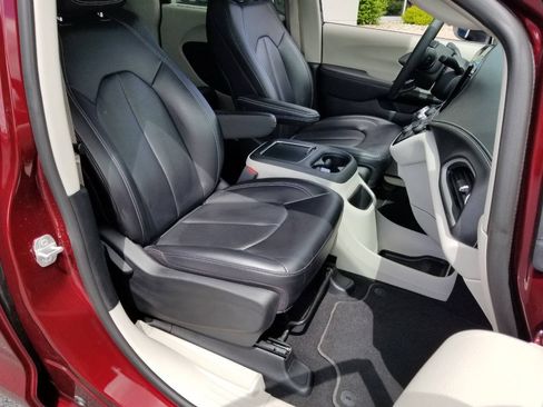 Used 2023 Chrysler Pacifica Touring-L AWD/4WD image 11