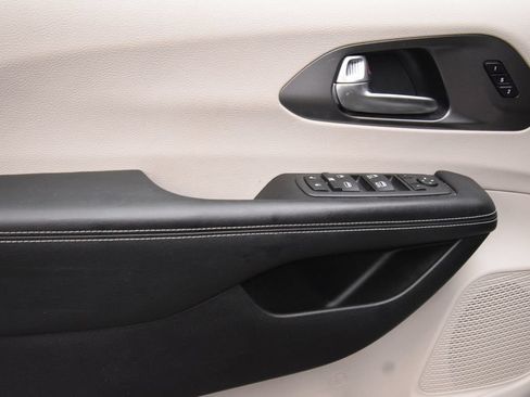 Used 2023 Chrysler Pacifica Touring-L AWD/4WD image 27