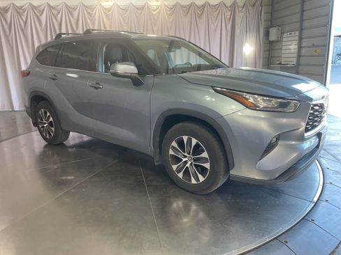 Used 2020 Toyota Highlander XLE AWD/4WD image 4