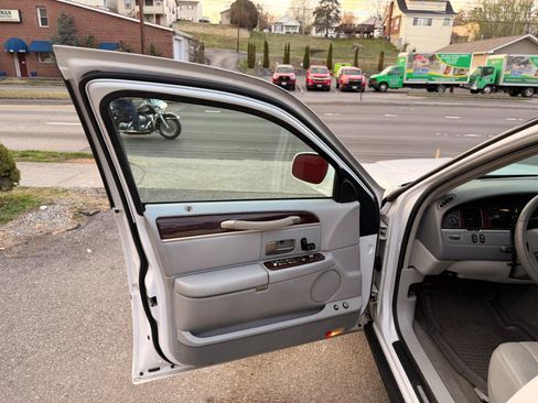 Used 2007 Lincoln Town Car Signature image 10