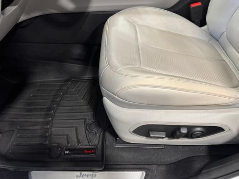Used 2023 Jeep Grand Cherokee Overland AWD/4WD image 18