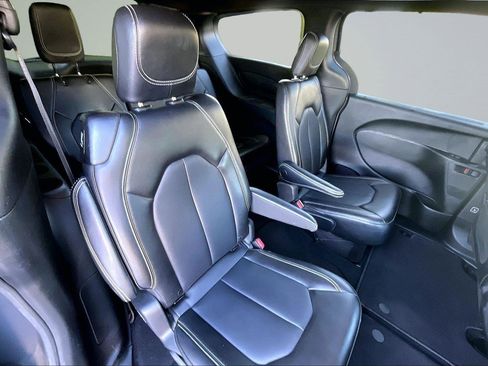 Used 2025 Chrysler Pacifica Select FWD image 25